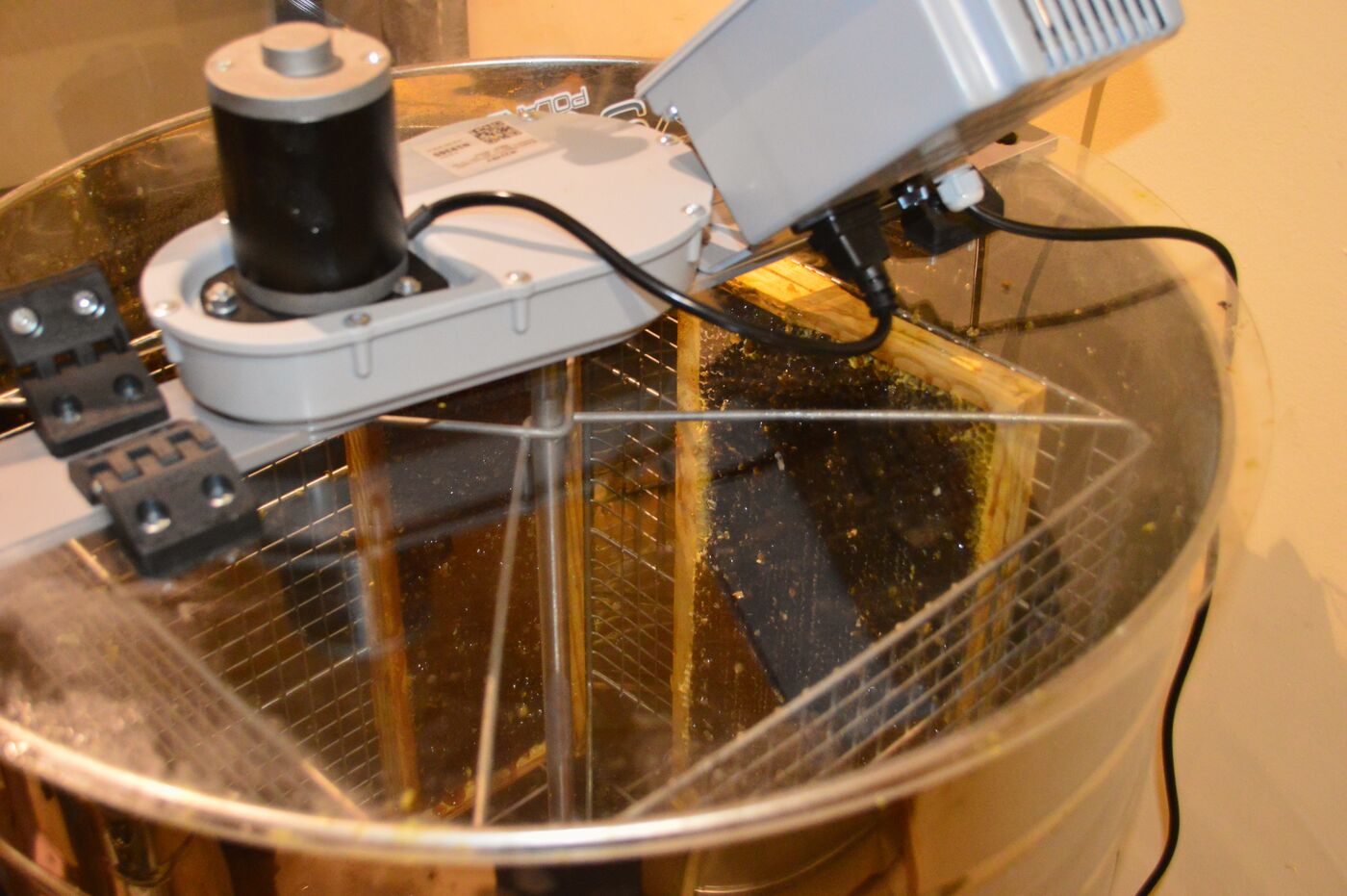 El extractor de miel por centrifugado, girando con los cuadros dentro.